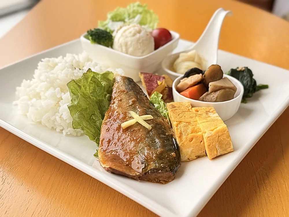 鯖の味噌煮と卵焼きのランチプレート